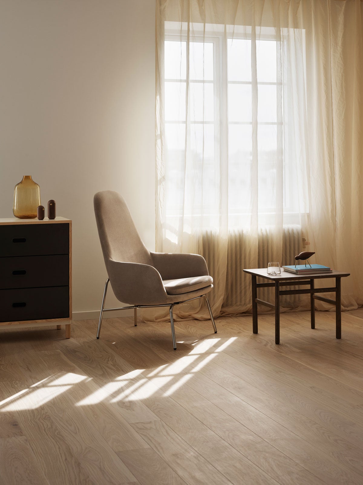 Era Lounge Chair | Hög med kromade ben i morgonljusey.