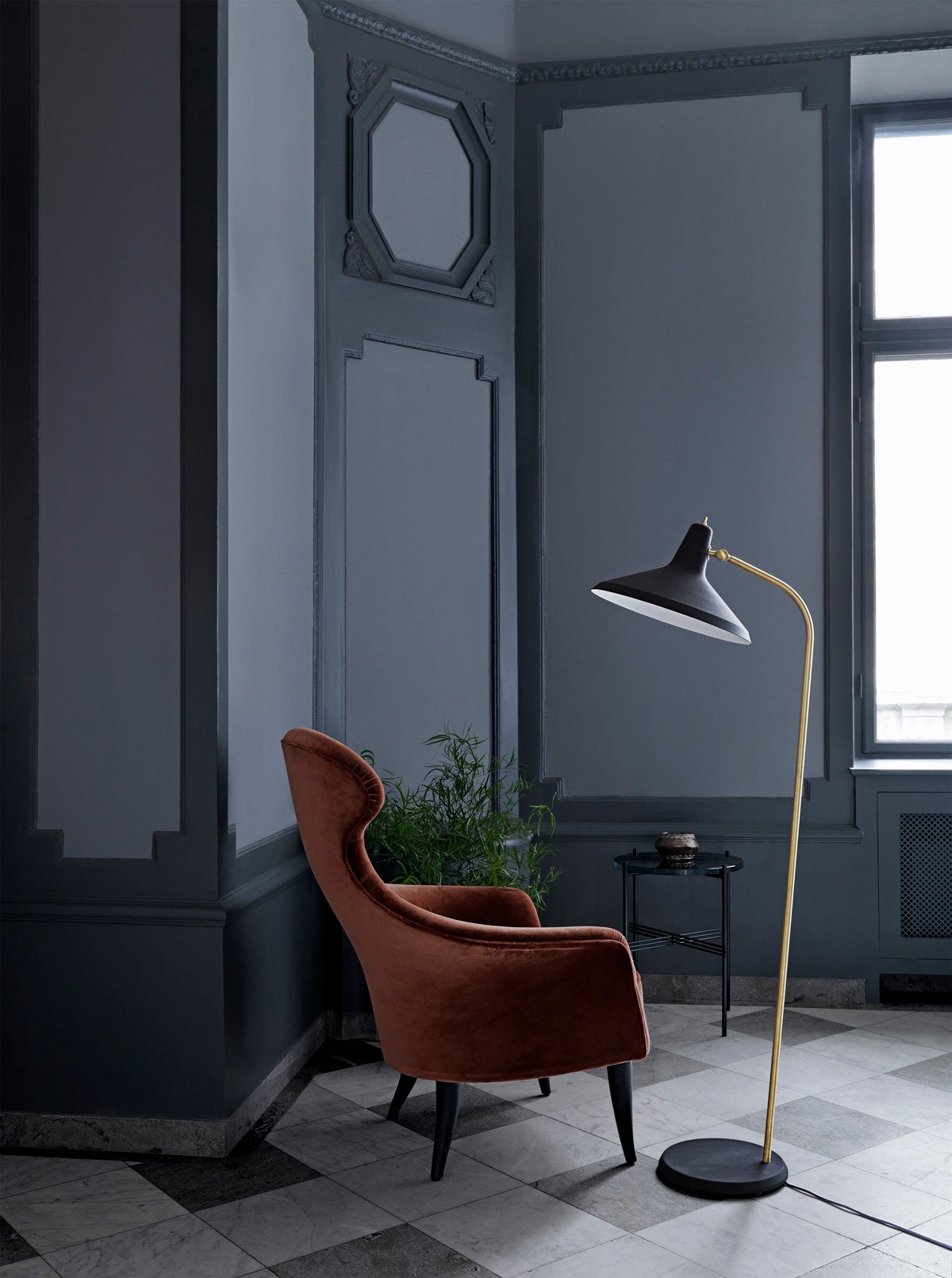 G-10 Golvlampa intill Eva Fåtölj