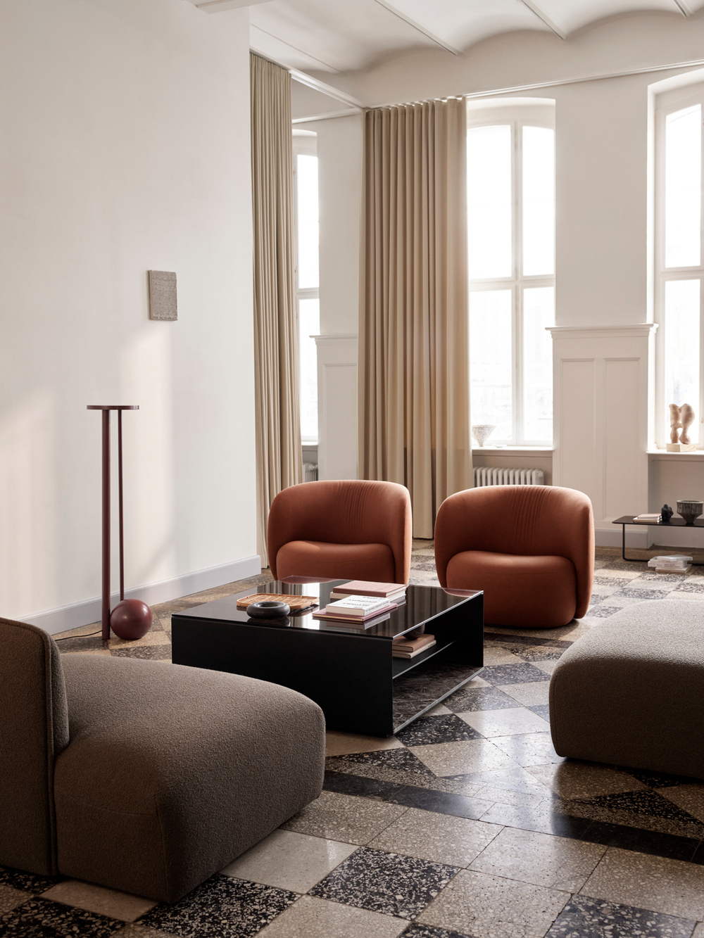 Inred hotellobbyn eller loungen med inbjudande möbler från danska varumärket Wendelbo.
