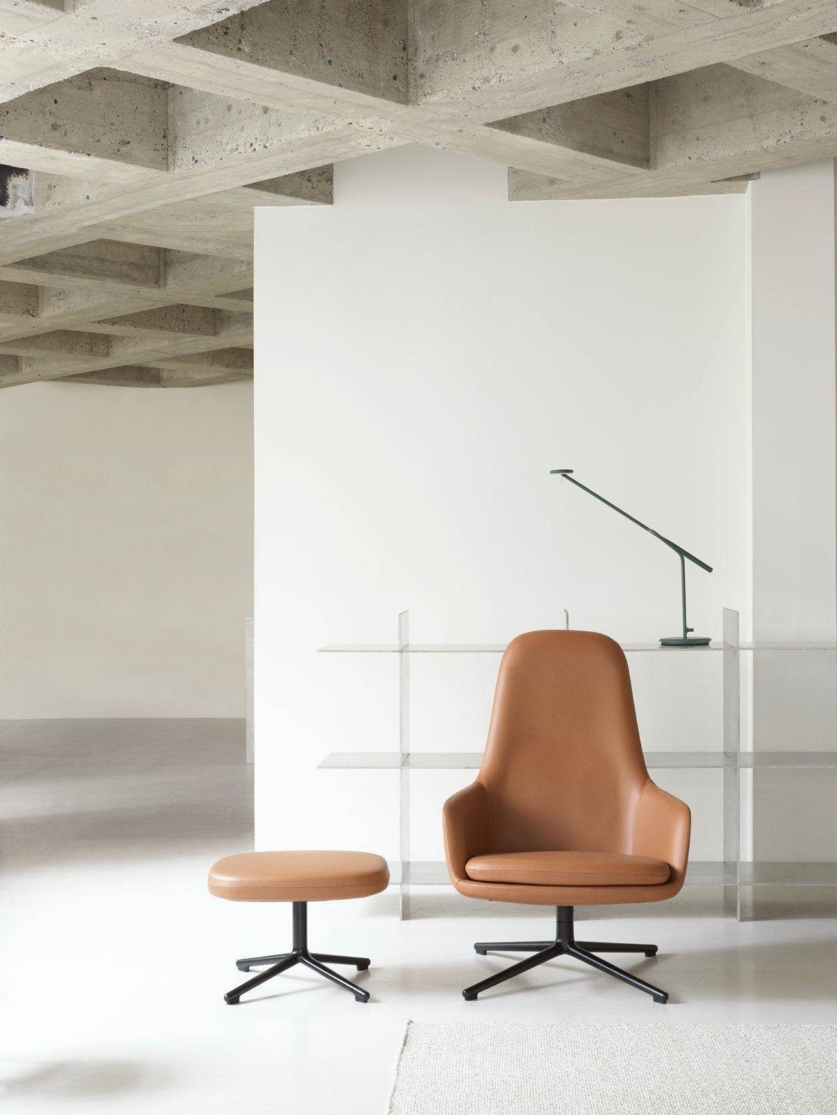 Era Lounge Chair Hög klädd i brunt läder med en snurrfot av svart aluminium.