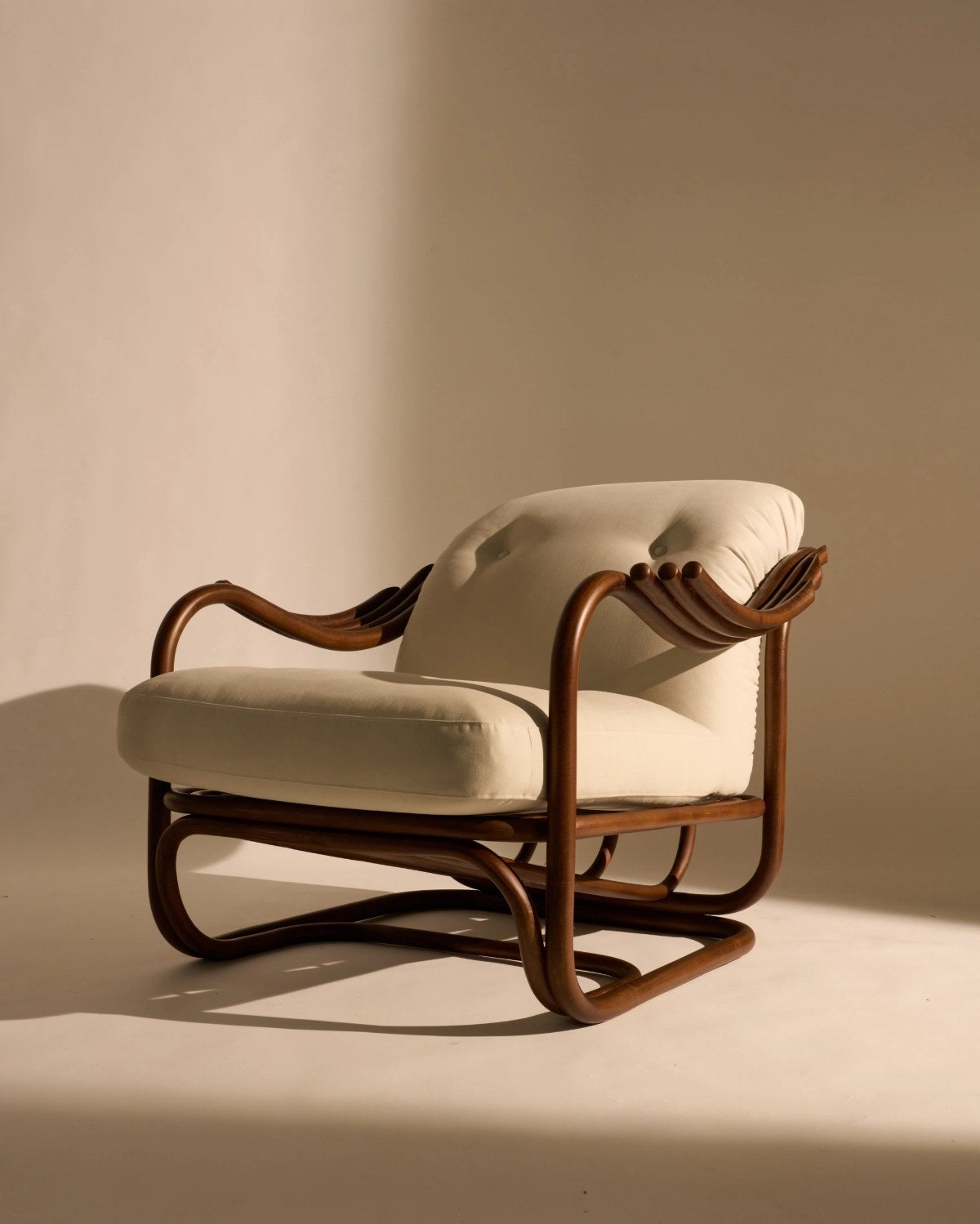 Gubi-Poltrona-Tria-Lounge-Chair-miljo-516662041792882