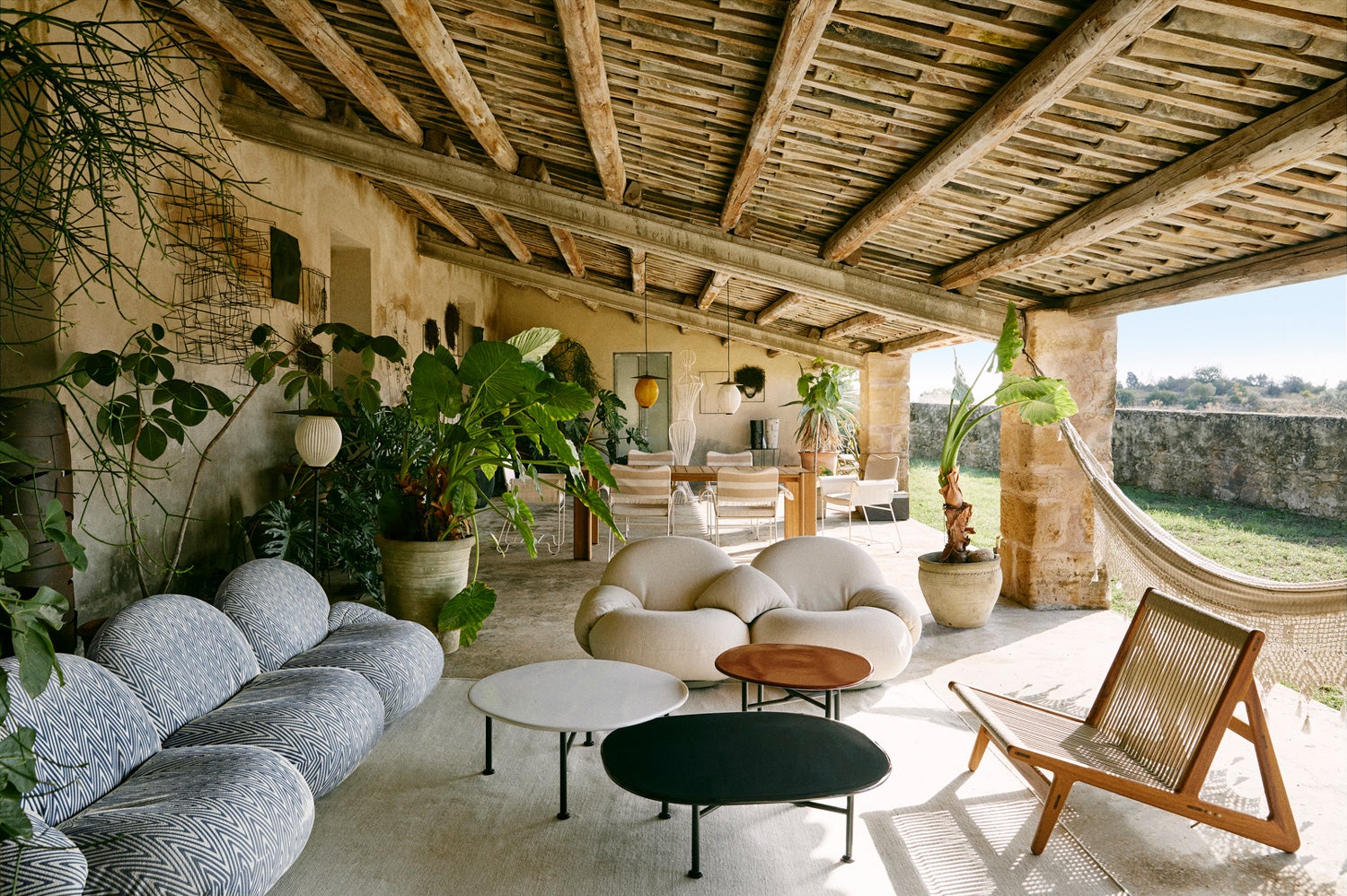 Inred utomhus på ditt företag, hotell eller restaurang. Skapa en trendig uteplats med utemöbler från GUBI.