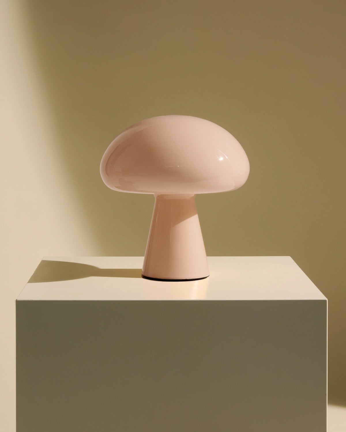 Gubi-Obello-Portabel-Lampa-Powder-Pink-10147245-h