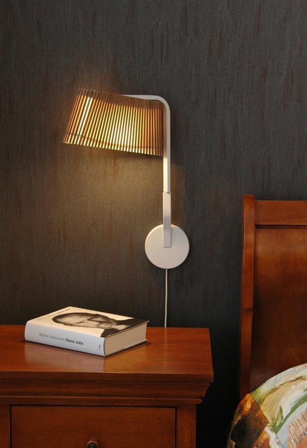 Owalo 7030 Vägglampa Valnöt ovanför sängbord med bok