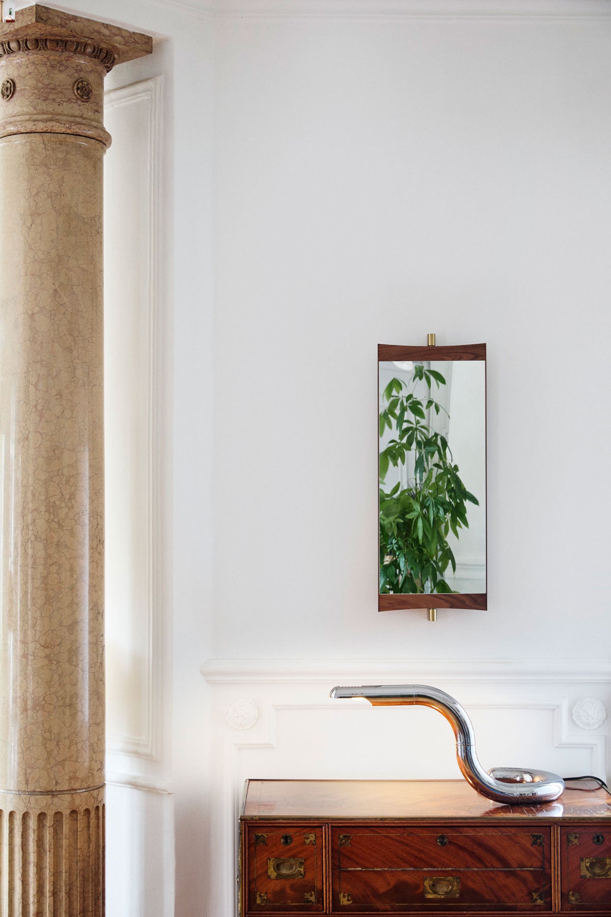 Aspide Table Lamp på skänk med Vanity Väggspegel 1 hängande på väggen ovanför