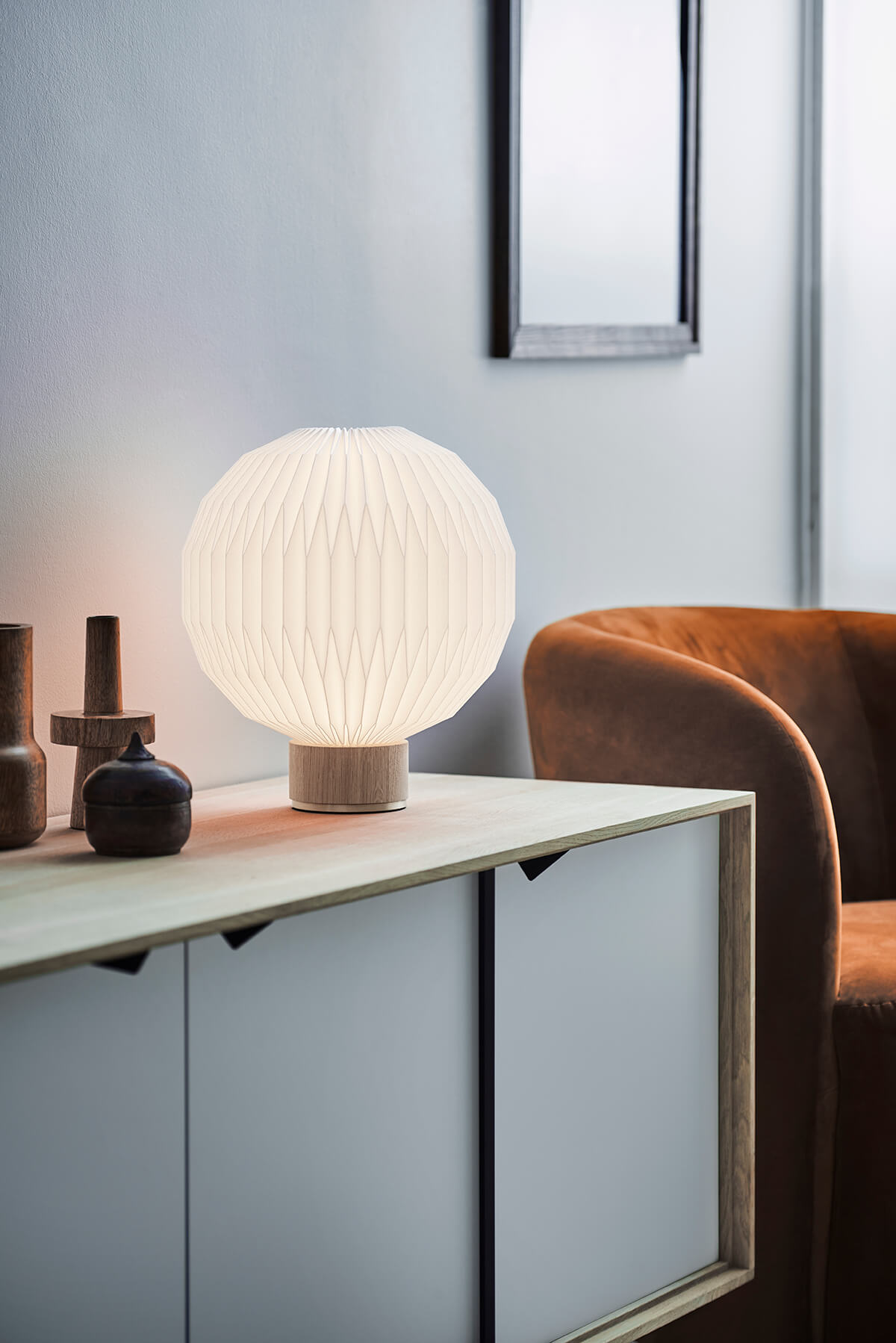 Le Klint 375 Bordslampa på ett sideboard