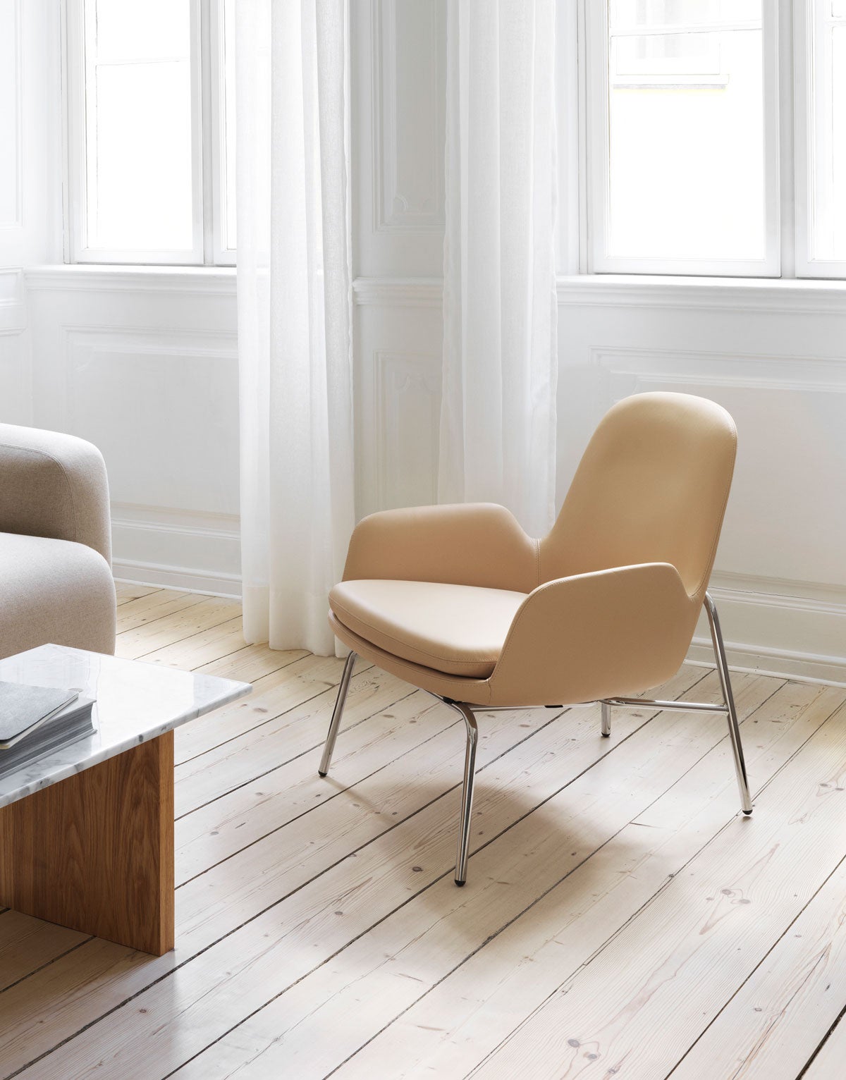 Era Lounge Chair Låg i ljust vardagsrum med vita skira gardiner