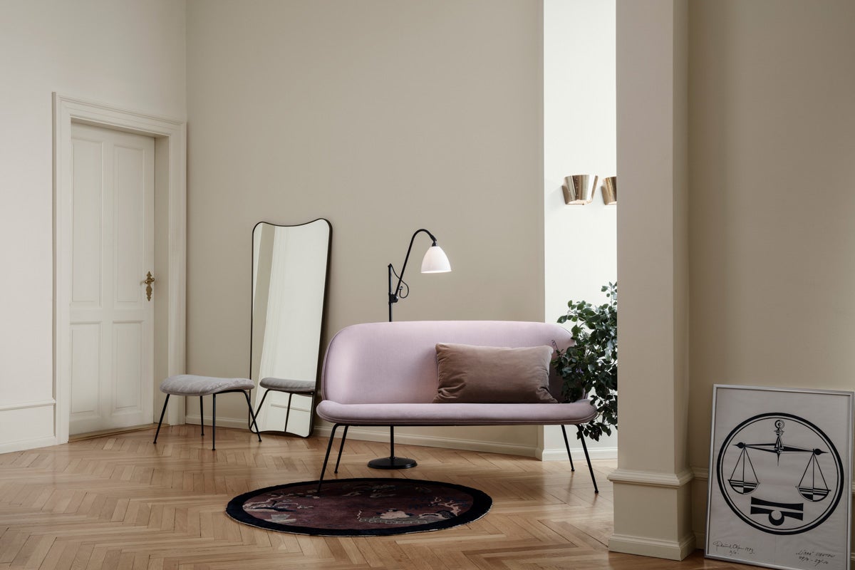 F.A. 33 Wall Mirror lutad mot vägg i vardagsrum