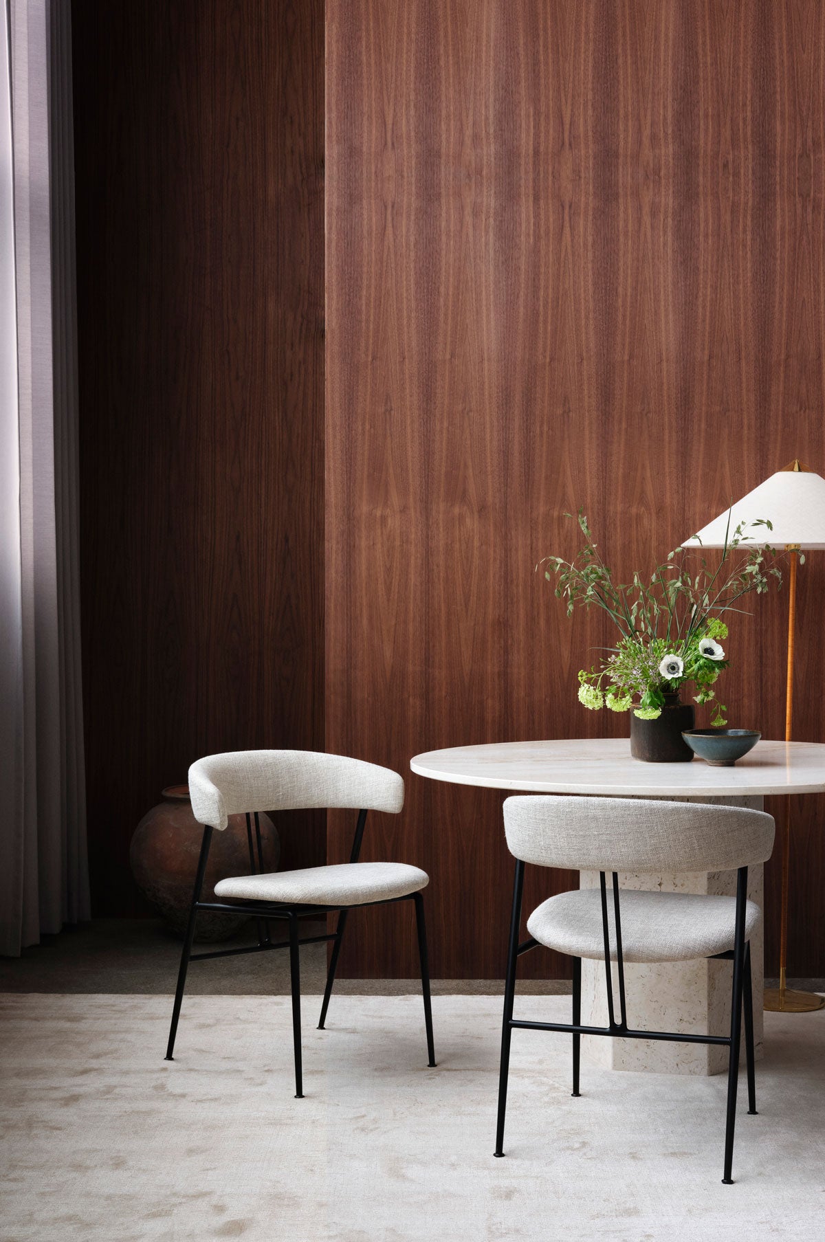 Violin Dining Chair vid runt matbord med en blombukett