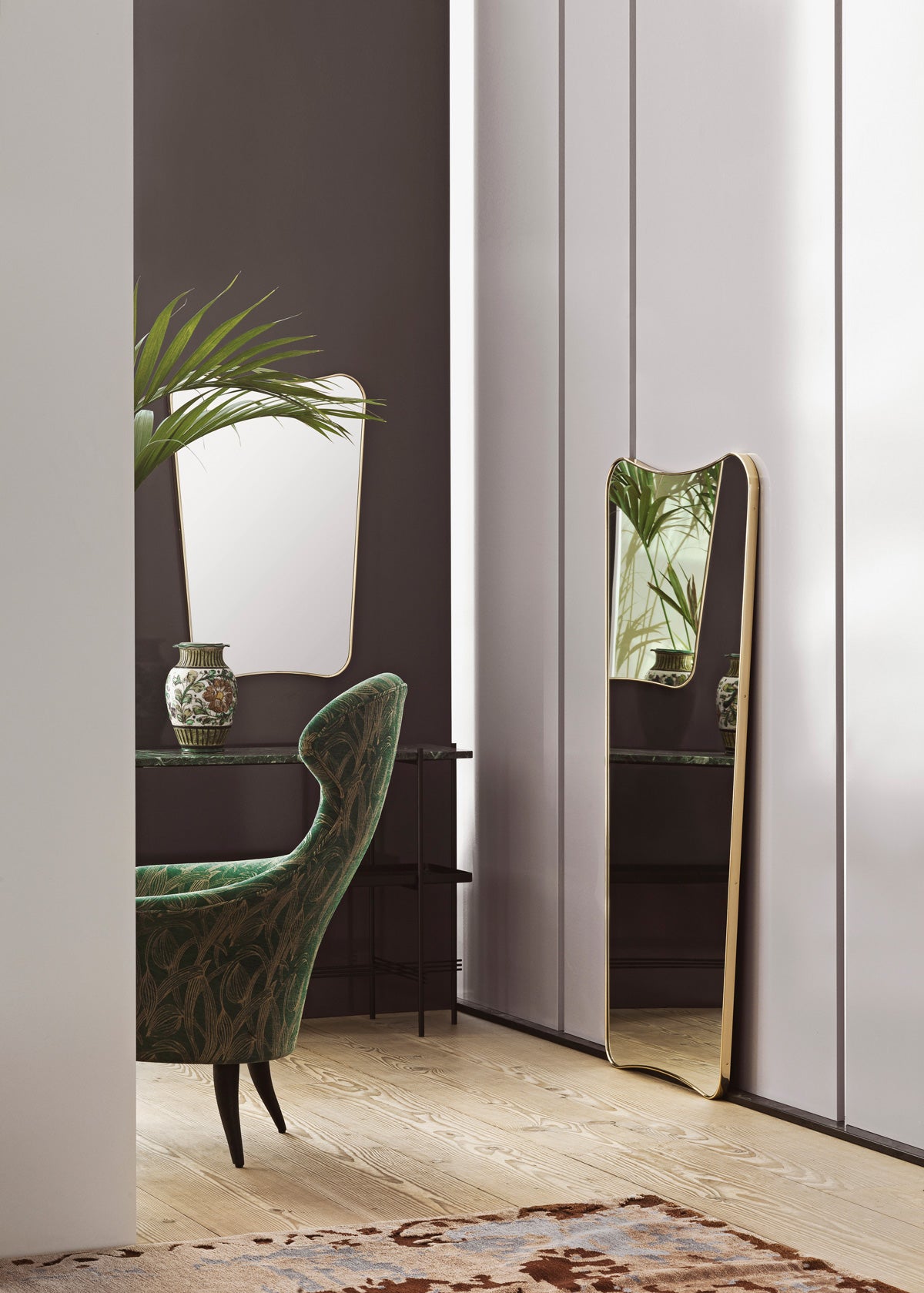 F.A. 33 Wall Mirror på vägg ovanför sidobord