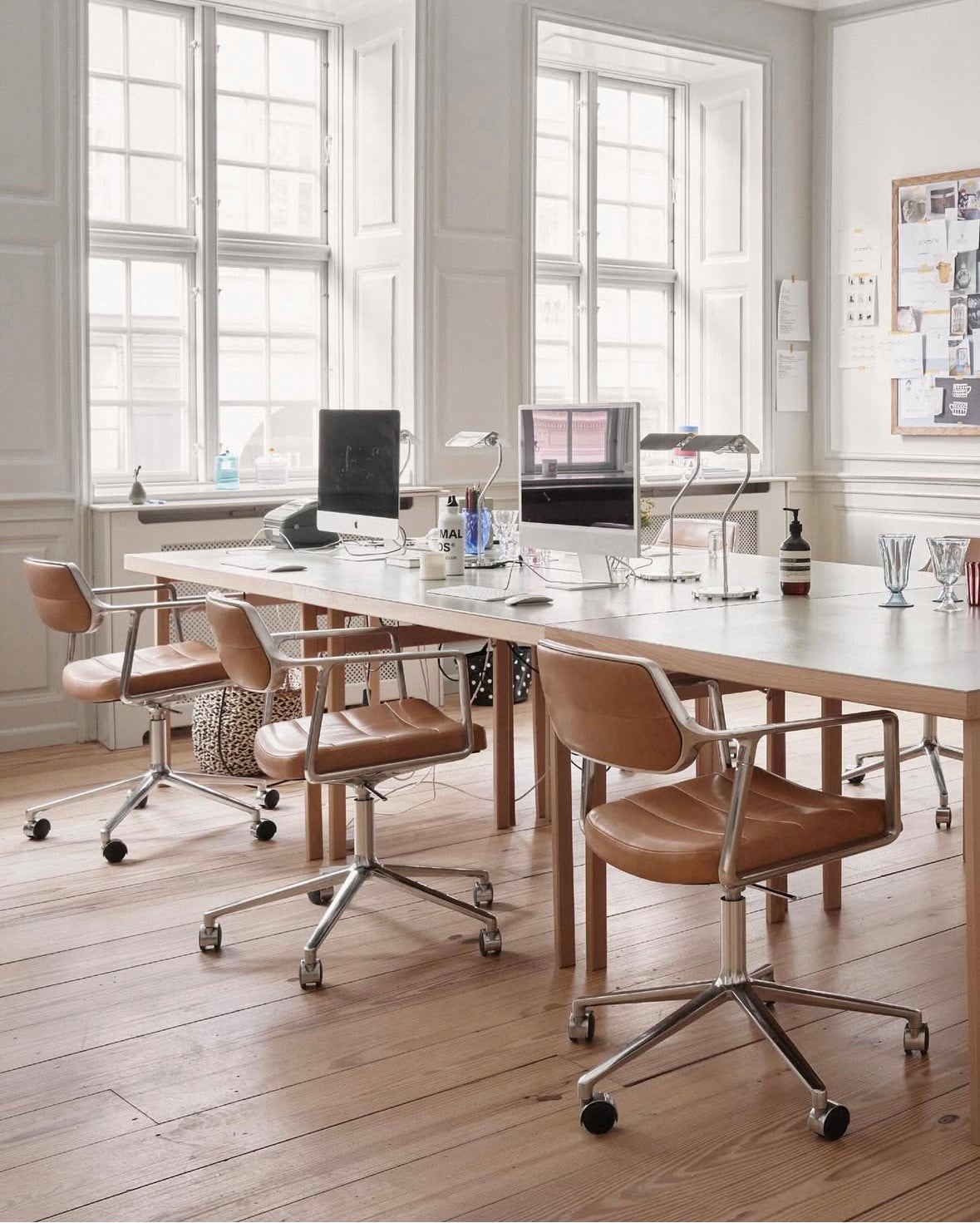 Inredning för konferens och mötesrum. Vipp453 Swivel+ stol runt ett konferensbord.