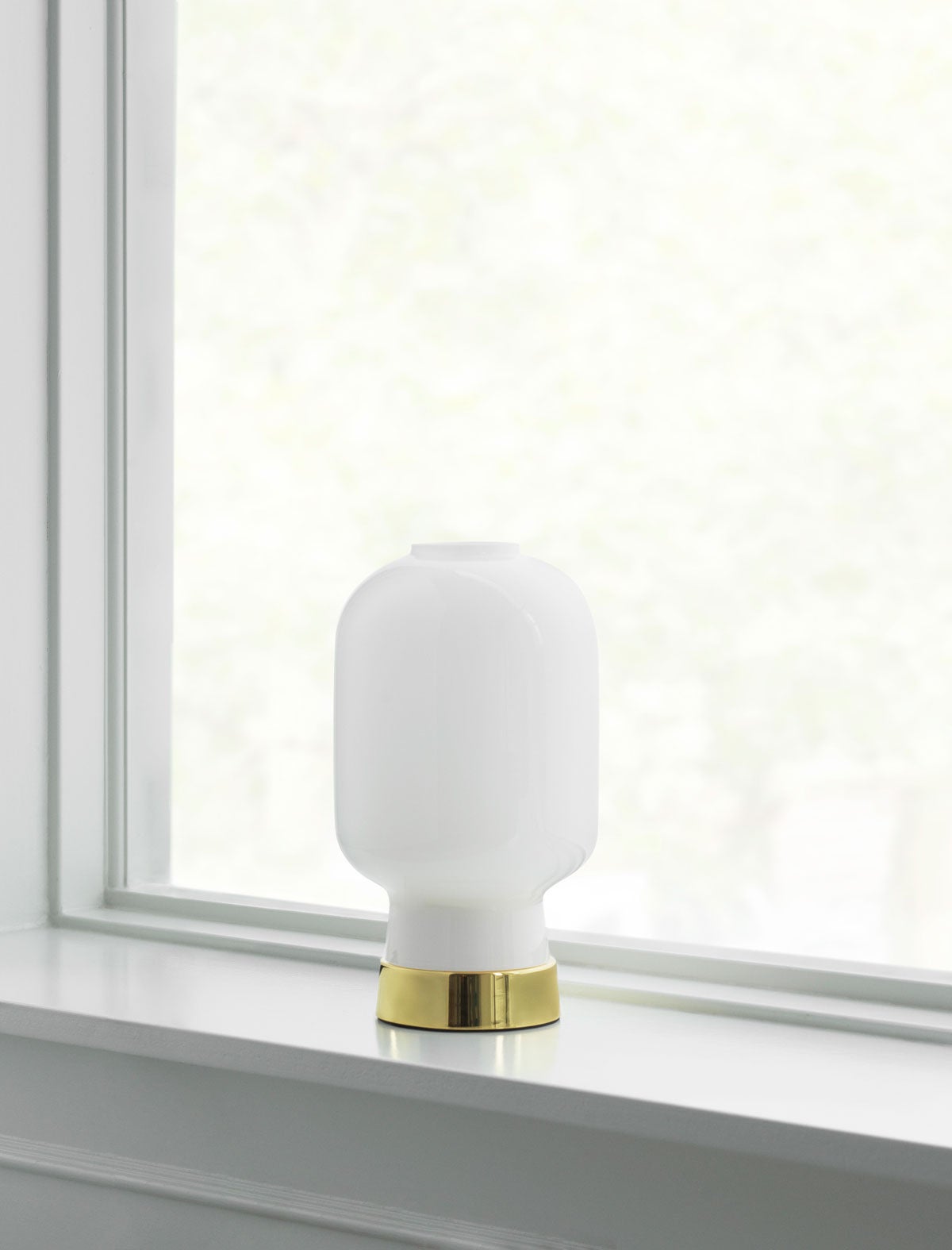 Amp-Bordslampa-White-Brass-Miljo-1