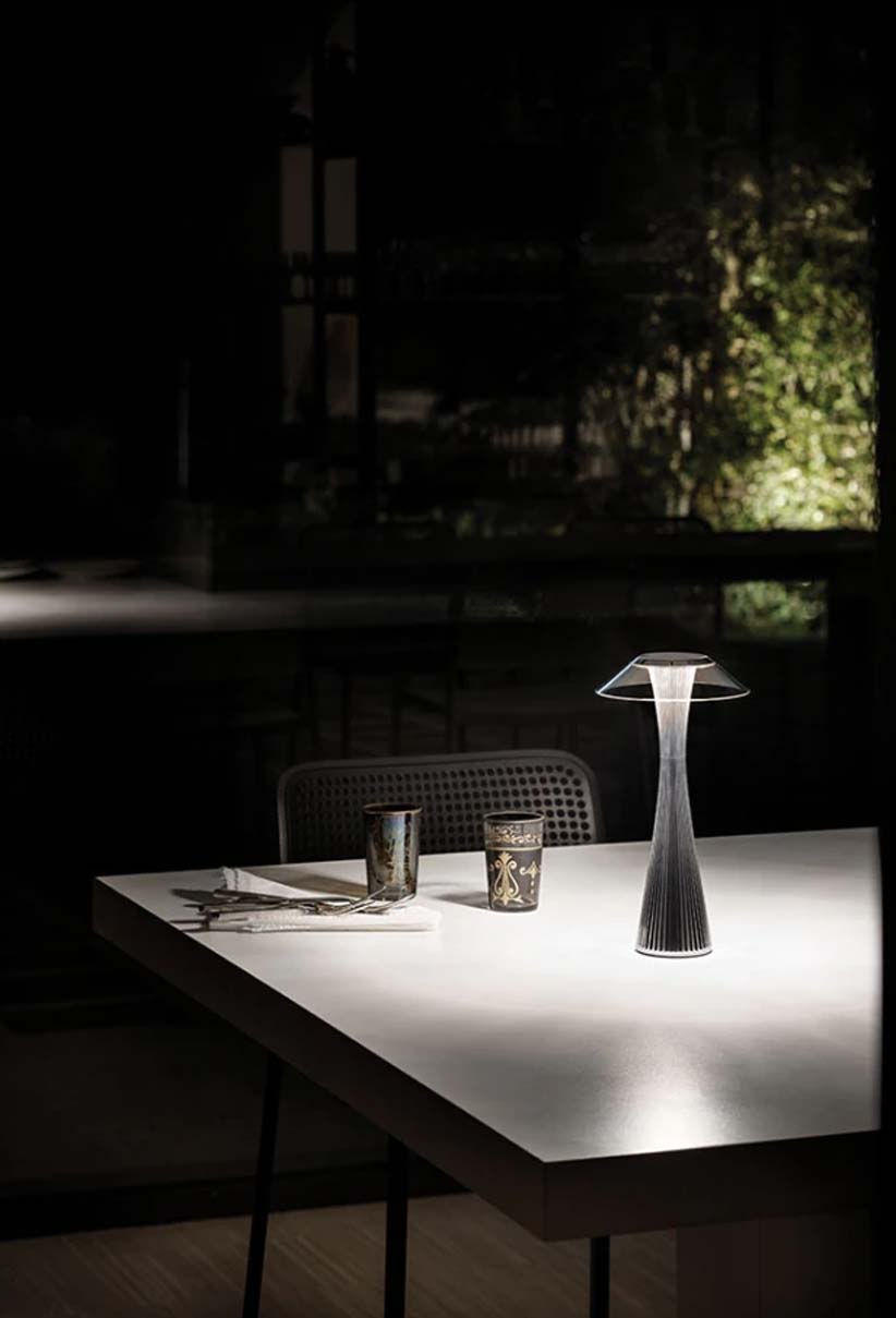 Space Lampa Outdoor Chrome i mörk utomhusmiljö