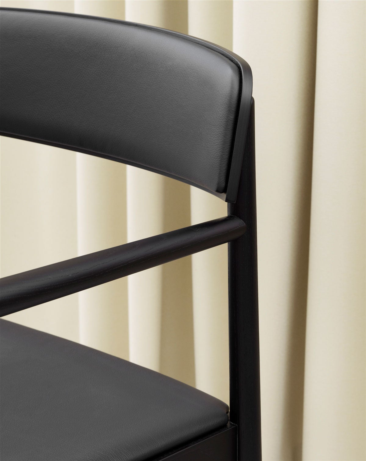 Timb-Karmstol-Black-Ultra-Black-Miljo