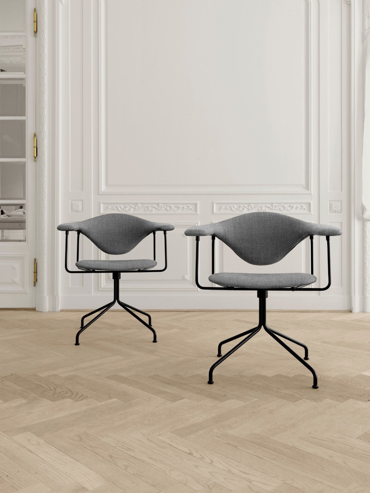 Gubi-Masculo-Meeting-Chair-miljo-316520240611513