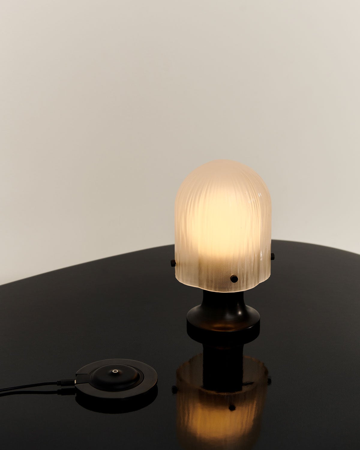 Seine Portabel Lampa med laddare på bord