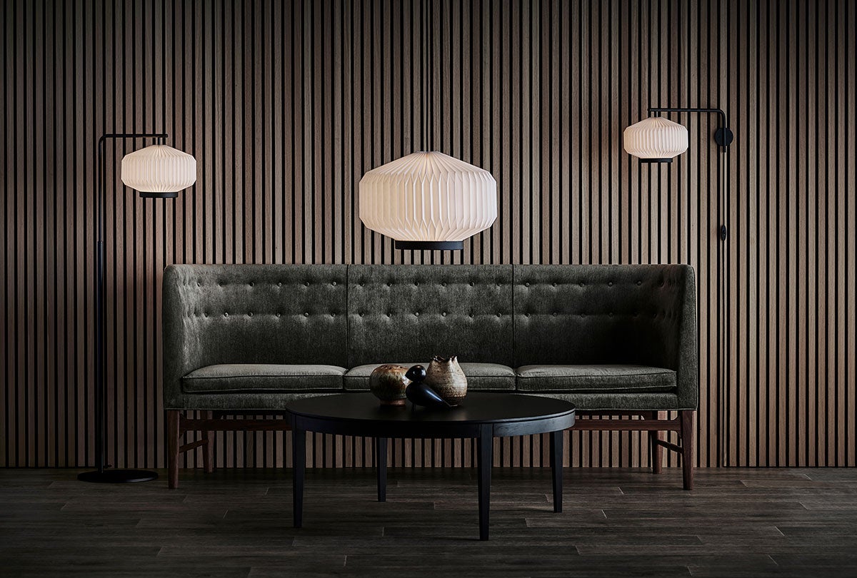 Shibui 186 golvlampa, pendel och vägglampa i rum med dunkel belysning