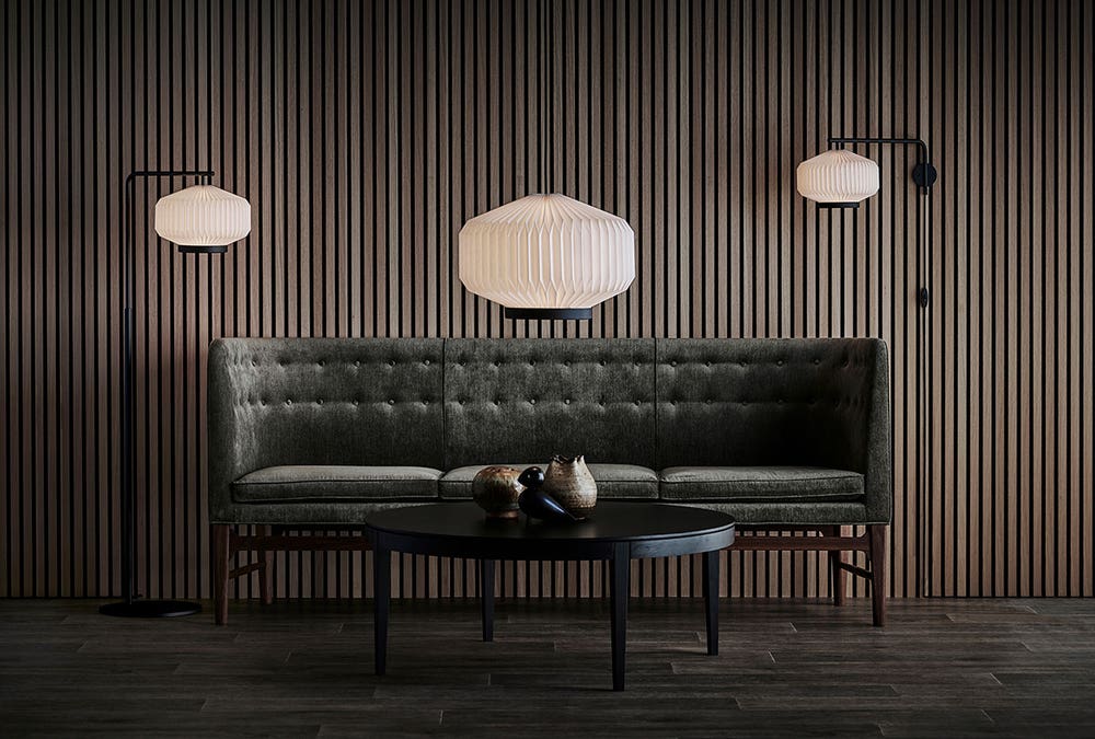Le-Klint-Shibui-186-Pendel-Large-Miljo.jpg Shibui 186 golvlampa, pendel och vägglampa i rum med dunkel belysning