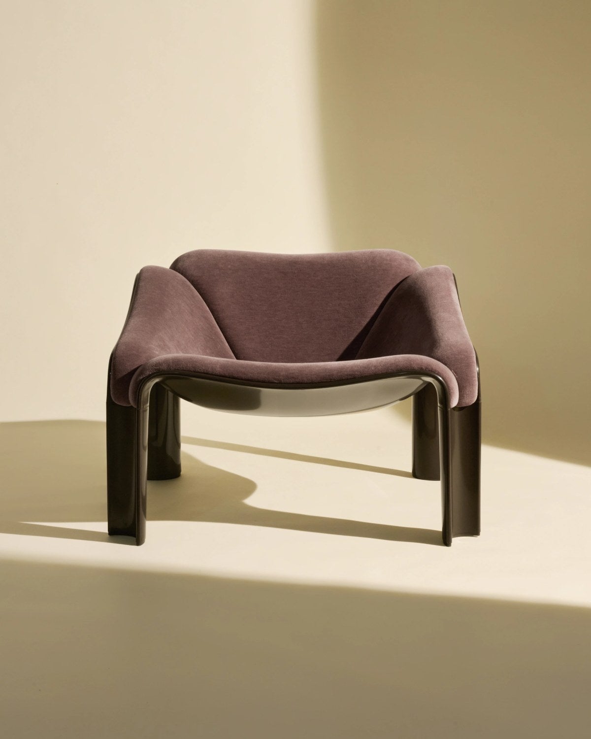 Gubi-F300-Lounge-Chair-miljo-791198106974632