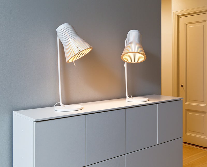 Petite 4620 Bordslampa Vit  på vitt sideboard