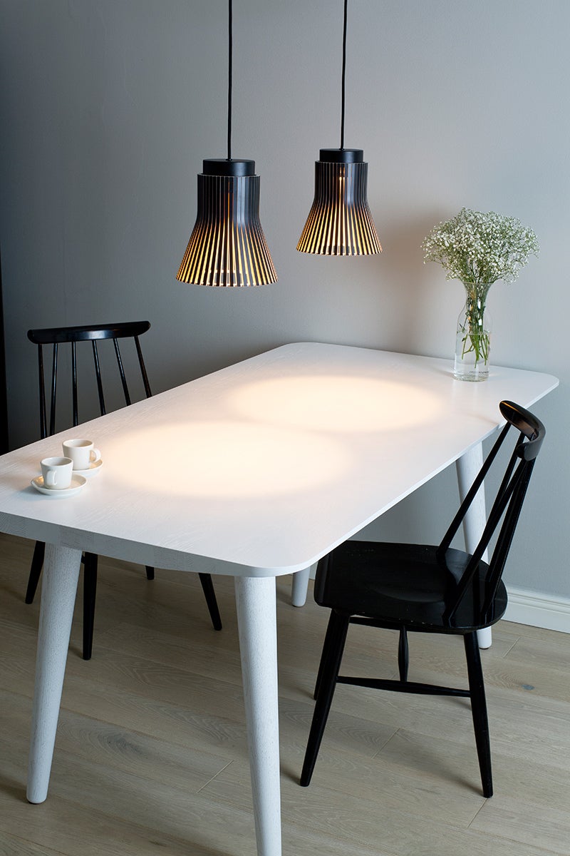 Två stycken Petite 4600 Taklampa Svart ovanför vitt matbord med svarta pinnstolar
