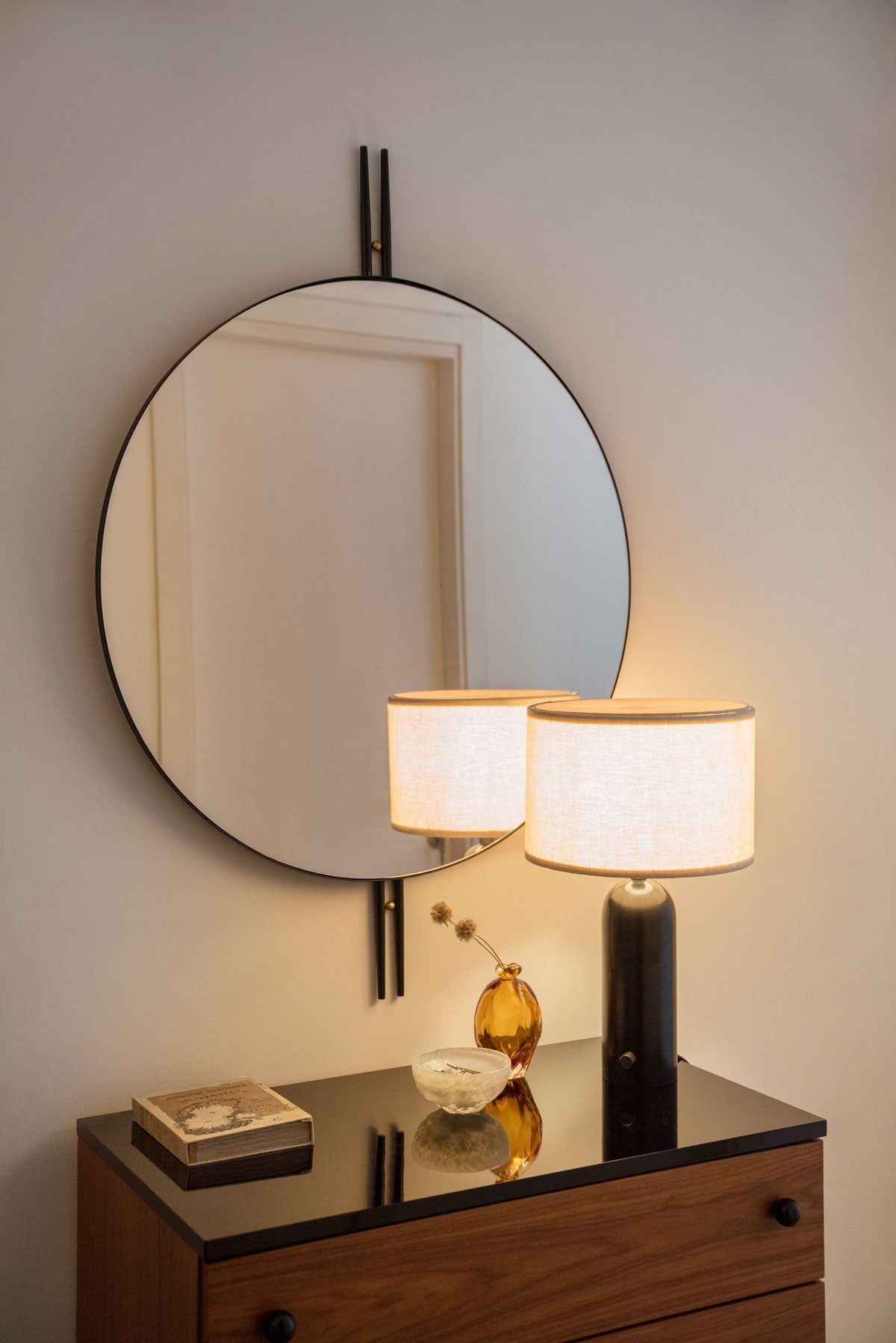 IOI Spegel ovanför 62 Dresser som är dekorerad med dekorativa detaljer och Gravity Table Lamp från Gubi