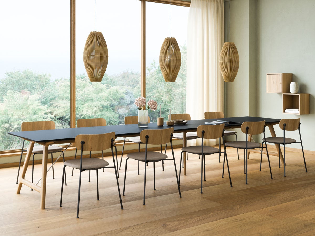 T7 bord 220 cm med fyra iläggsskivor, svart laminat och ben i vitoljad ek från Andersen Furniture
