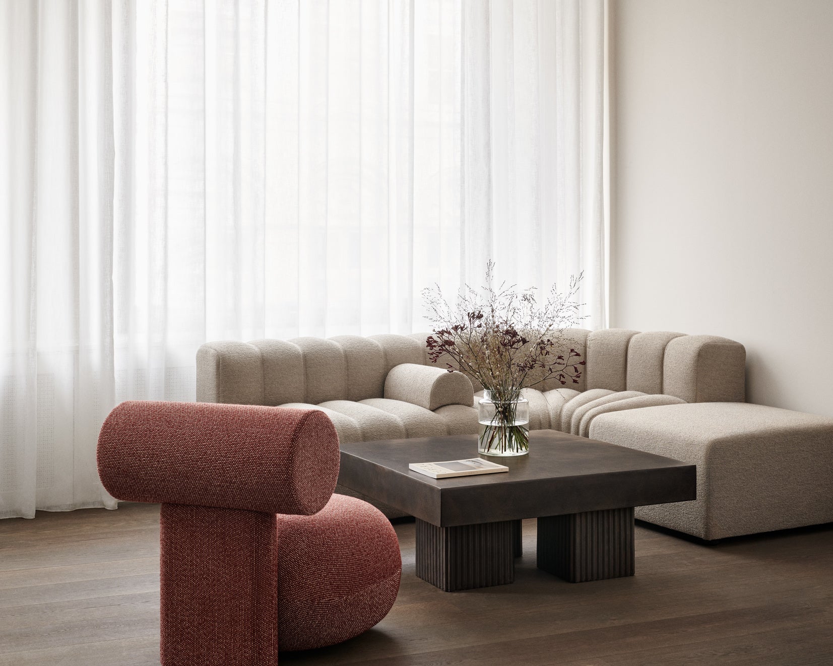 Inred din restaurang, lounge eller lobby med kavlitetsmöbler från varumärket NORR11.