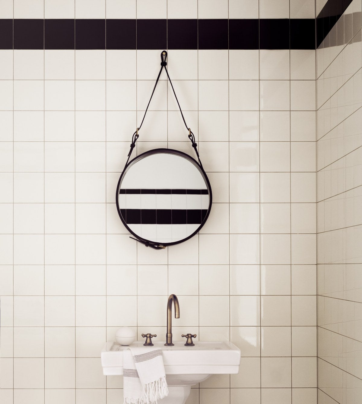 Gubi-Adnet-Wall-Mirror-miljo-214316647645259
