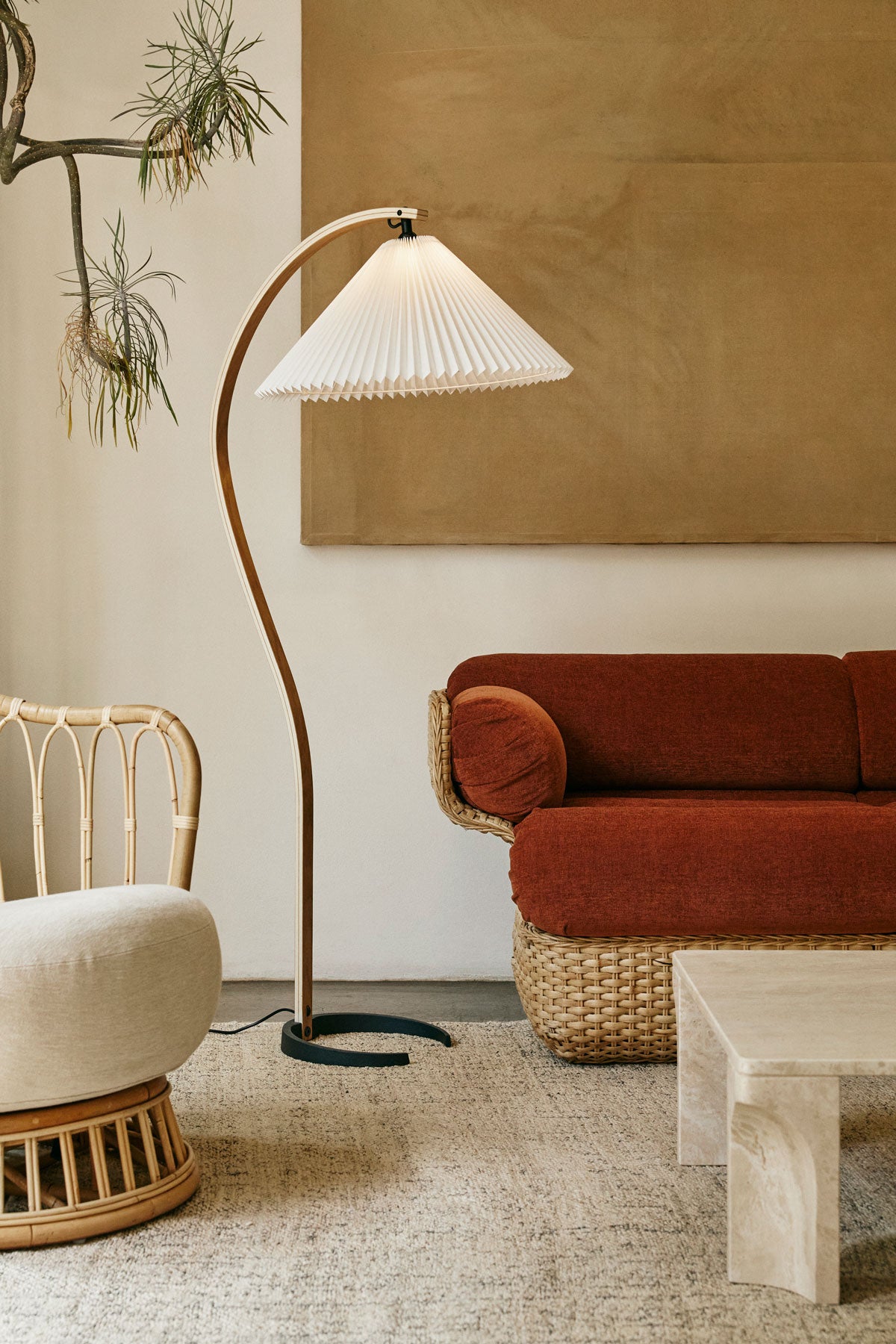 Timberline Golvlampa i vardagsrum intill Basket Loungesoffa