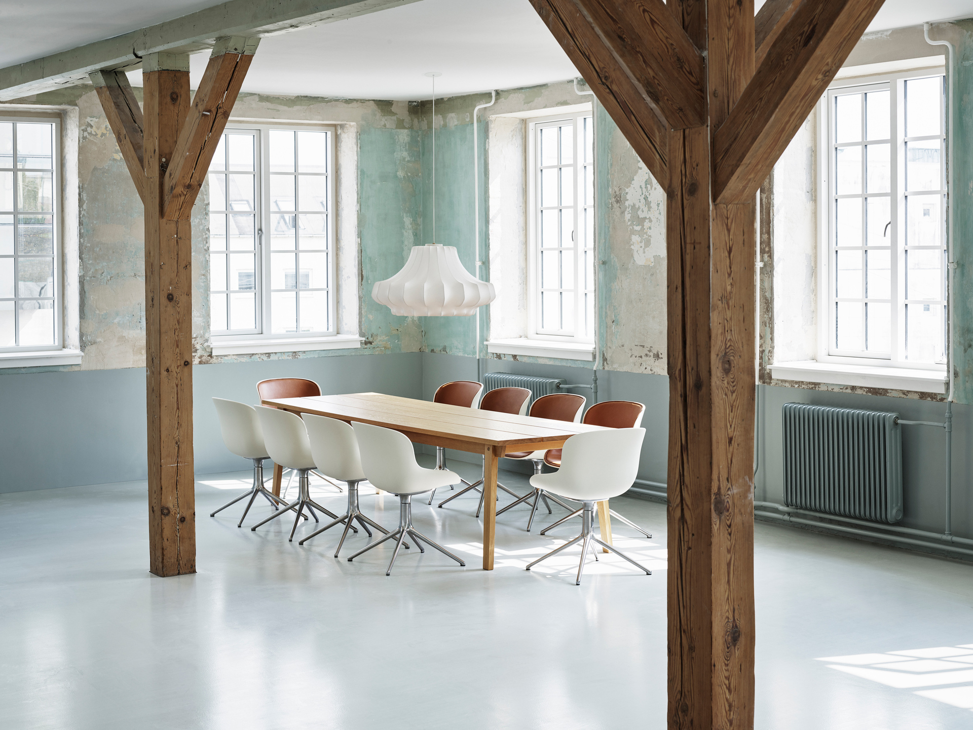 Varumärken för företag hos Studio a1. Hyg konferensstol från Normann Copenhagen