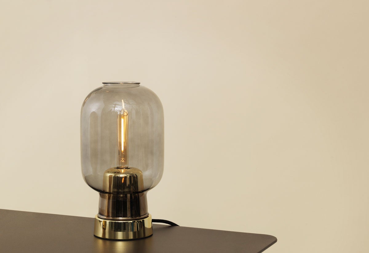 Amp-Bordslampa-Smoke-Brass-Miljo