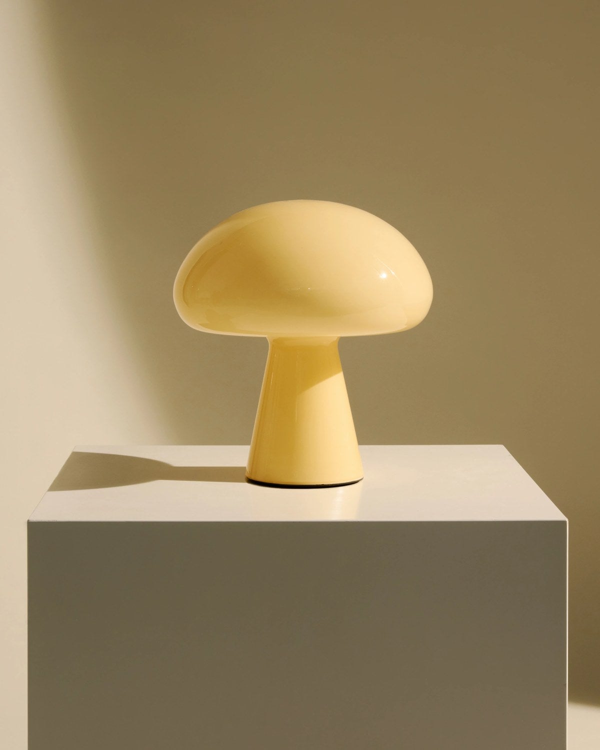 Gubi-Obello-Portabel-Lampa-Mellow-Yellow-10147243-h