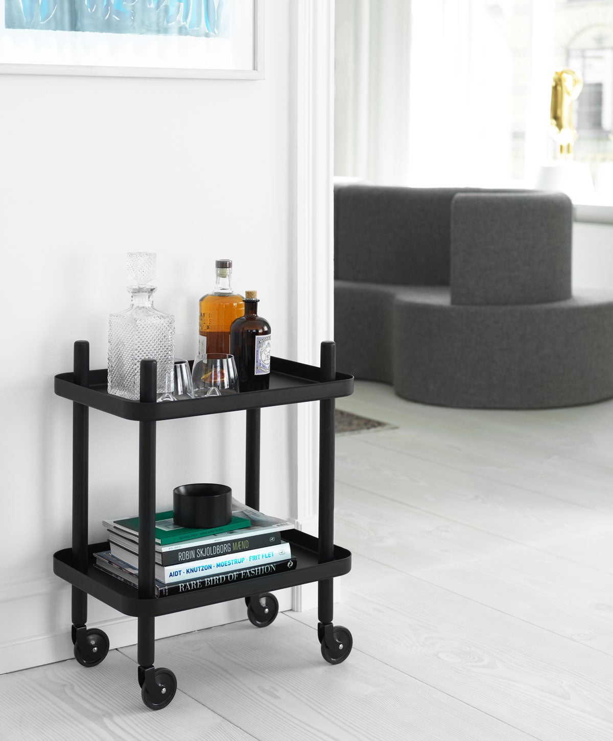 Block Bord Svart med glaskaraff, glas och drinkingredienser