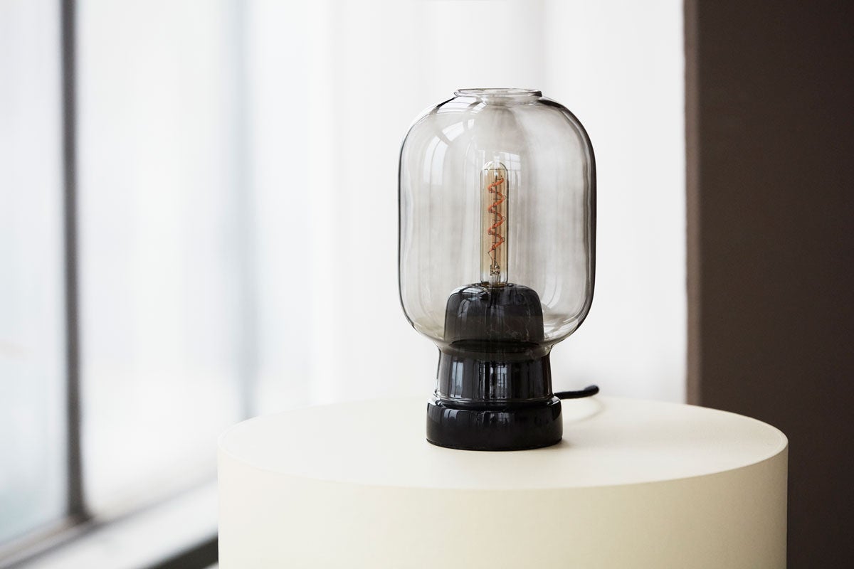 Amp-Bordslampa-Smoke-Black-Miljo