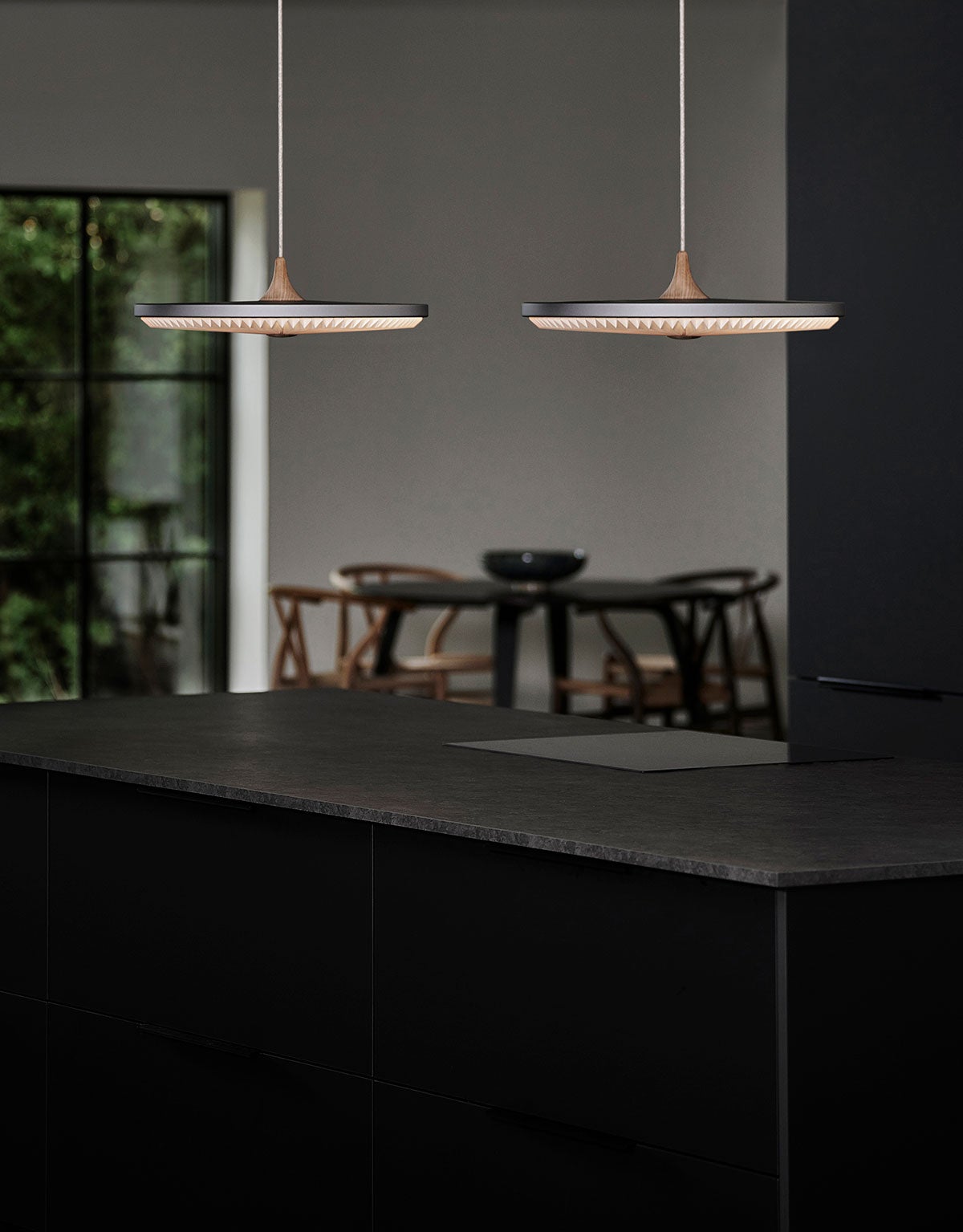 Le Klint 198 Soleil Pendel Ø50 Light Oak ovanför köksö