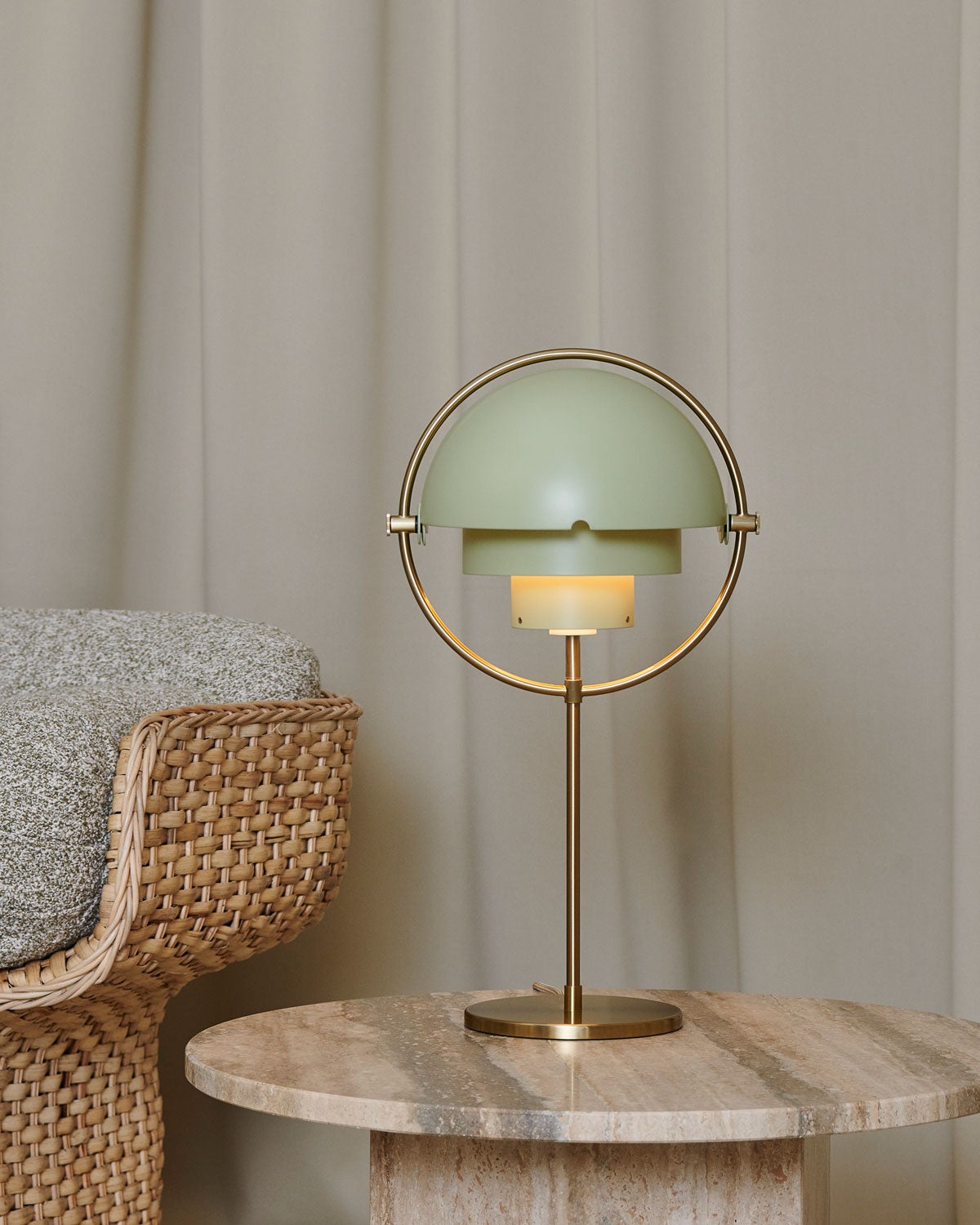 Multi-Lite Bordslampa | Mässing, Desert Sage ståendes på ett sidobord bredvid en fåtölj