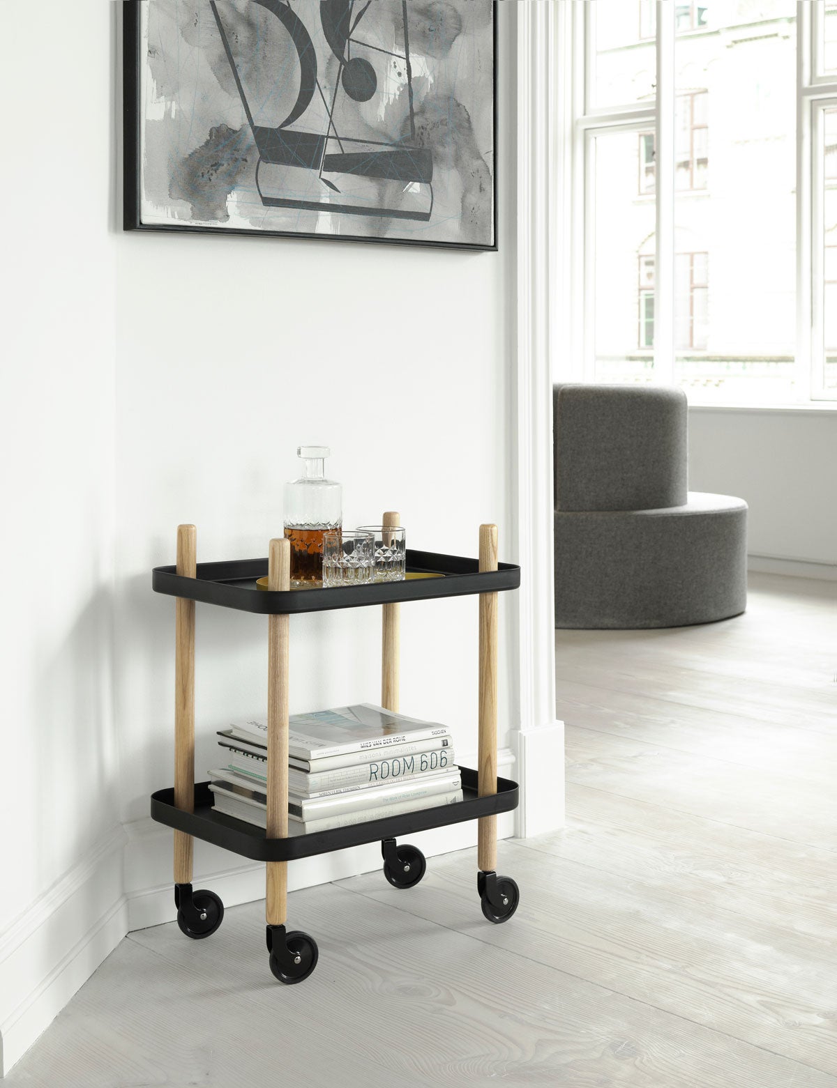 Block Bord Svart med karaff, glas och dekorativa detaljer